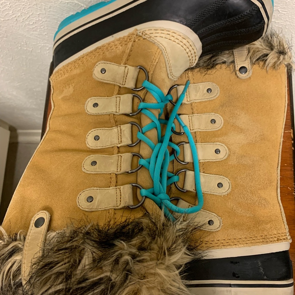 Sorel Women's Tan, Black & Turquoise Lace-Up Winter Boots with Faux Fur. - Picture 7 of 8
